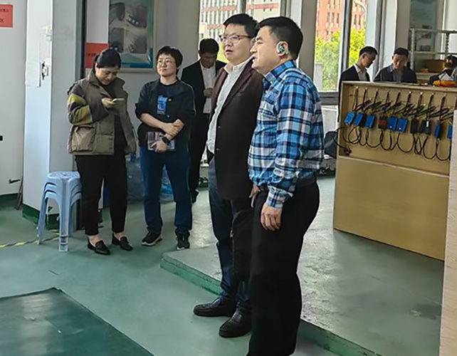市經(jīng)信局副局長(zhǎng)楊雄文帶隊(duì)，蒼南縣經(jīng)信局趙局、壽局陪同來(lái)公司調(diào)研的新聞圖片